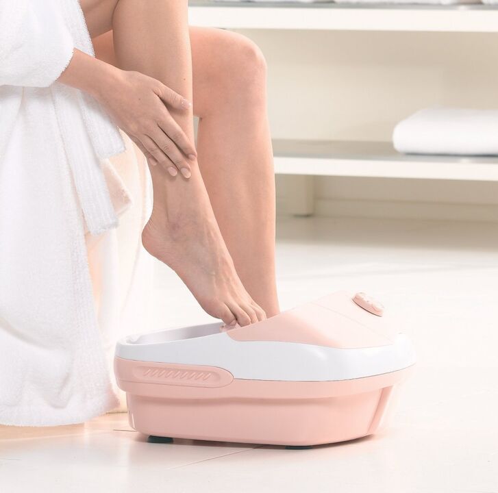 O baie de picioare cu suc sau ulei de celidonă vă va ajuta să scăpați de ciuperca unghiilor